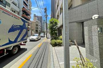 敷地の南側前面道路（東側から）