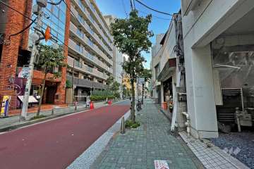 敷地東側の前面道路（南側から）