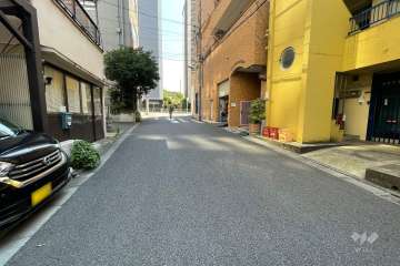 敷地北側の前面道路（西側から）