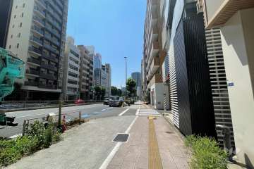 敷地東側の前面道路（北側から）