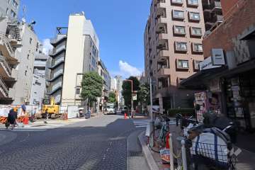 敷地北東側の前面道路（北西側から）