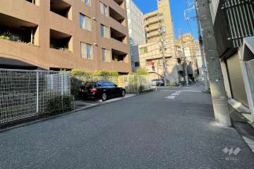 敷地の南西側前面道路（北西側から）