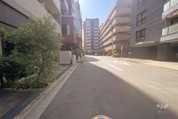 敷地北側の前面道路（東側から）