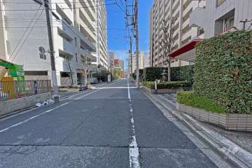 敷地西側の前面道路（南側から）