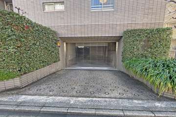 駐車場の出入り口（シャッター付き）