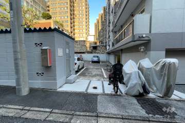 敷地内駐車場（屋外平面式）とバイク置場