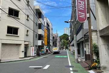 敷地の南側前面道路（東側から）
