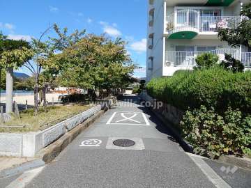 敷地西側の前面道路