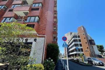 敷地北西側の前面道路（北東側から）