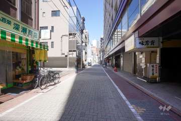 敷地西側の前面道路