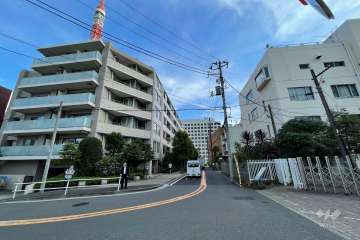 敷地北西側の前面道路（北東側から）