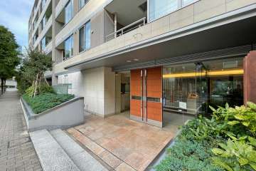 エントランスはオートロック付きです。