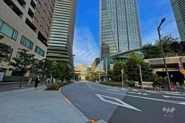 敷地南側の前面道路（西側から）