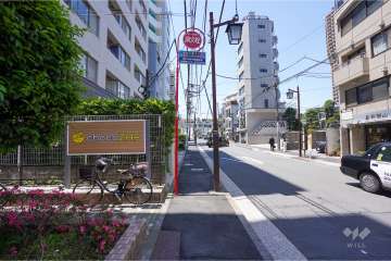 敷地北西側の前面道路（北東側から）