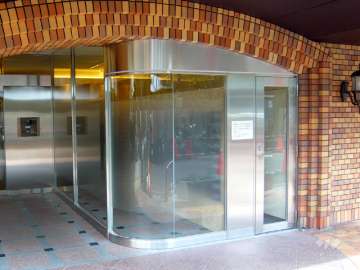 メールボックス（管理人さんにカギを開けてもらわないと入れません）