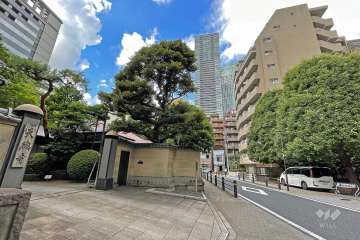 周辺は住宅の他、店舗や事務所などが混在する街です。