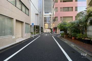 敷地西側の前面道路