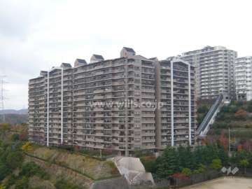 ラ・ビスタ宝塚ウエストウイングの外観（南東側から）　周辺はたいへん緑豊かです。