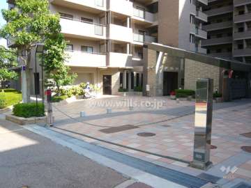 駐車場出入り口はロボットゲートです。