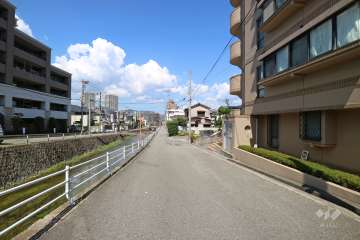 敷地南東側の前面道路