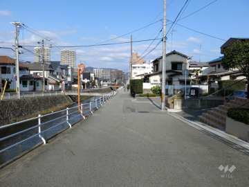 敷地の西側には道を挟んで支多々川が流れています。