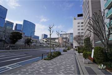 敷地西側の前面道路