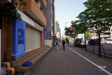 敷地北西側の前面道路（北東側から）