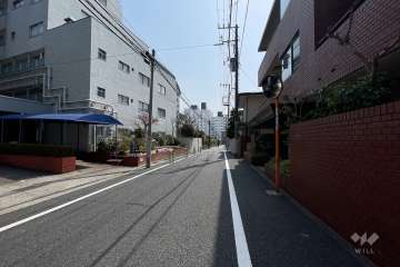 敷地東側の前面道路（北側から）