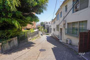 敷地東側の前面道路（南側から）