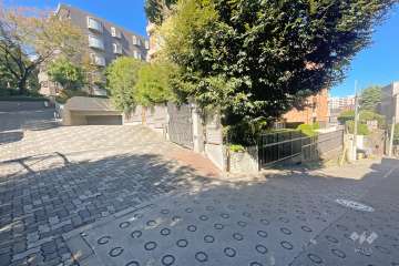 敷地南側の前面道路（東側から）