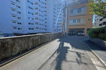 敷地西側の前面道路