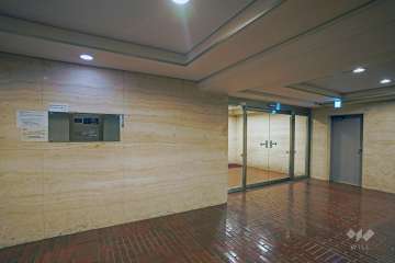 エントランスはオートロック付きです。