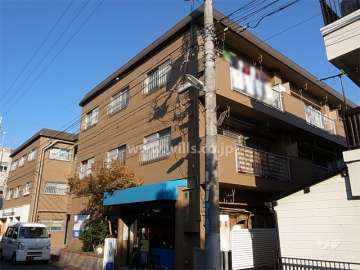 武庫之荘パークハイツの外観（南西側から）　建物1階部分には店舗が入っています。
