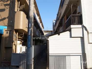 敷地の南側にはマンションが立っています。