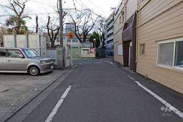 敷地南西側の前面道路（北西側から）