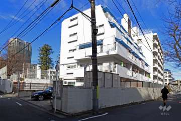 マンションニュー高輪の外観（南側から）