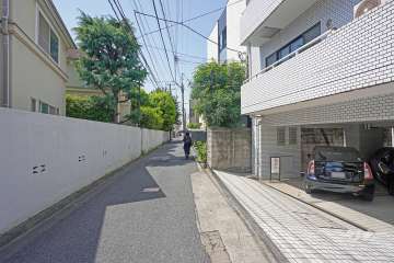 敷地南側の前面道路（東側から）