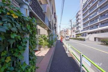 敷地北東側の前面道路