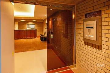 エントランスはオートロック付きです。