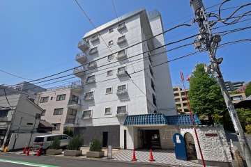 秀和西麻布レジデンスの外観（北東側から）