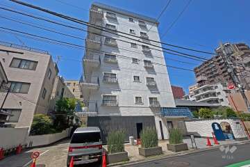 秀和西麻布レジデンスの外観（東側から）