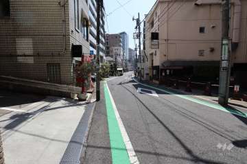 敷地東側の前面道路（北側から）