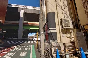 敷地西側の前面道路