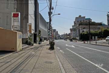敷地西側の前面道路（北側から）