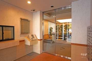 エントランスはオートロック付きです。