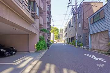 敷地北側の前面道路（東側から）