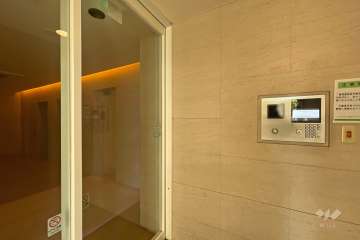 エントランスはオートロック付きです。