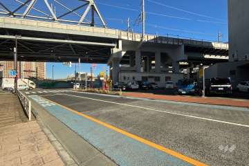 敷地東側の前面道路（南側から）