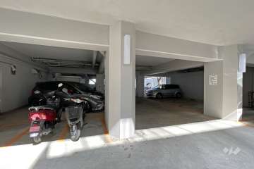 敷地内駐車場（屋内平面式）とバイク置場