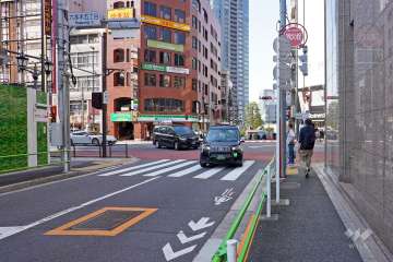 敷地西側の前面道路（南側から）